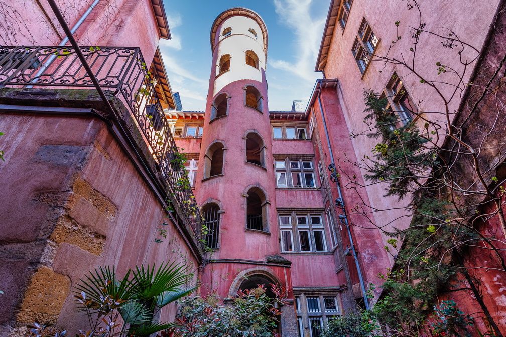 La Tour rose, dans une traboule du Vieux Lyon